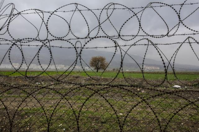 turkey barbed wire refugee camp 01